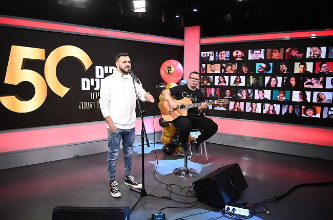 חבל שלא ראיתם את האנשים בדסק עומדים ומוחאים כפיים. לוי בהופעה