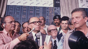 בגין נואם לאחר הניצחון בליל הבחירות 1977