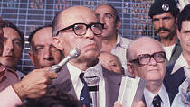 בגין נואם לאחר הניצחון בליל הבחירות 1977