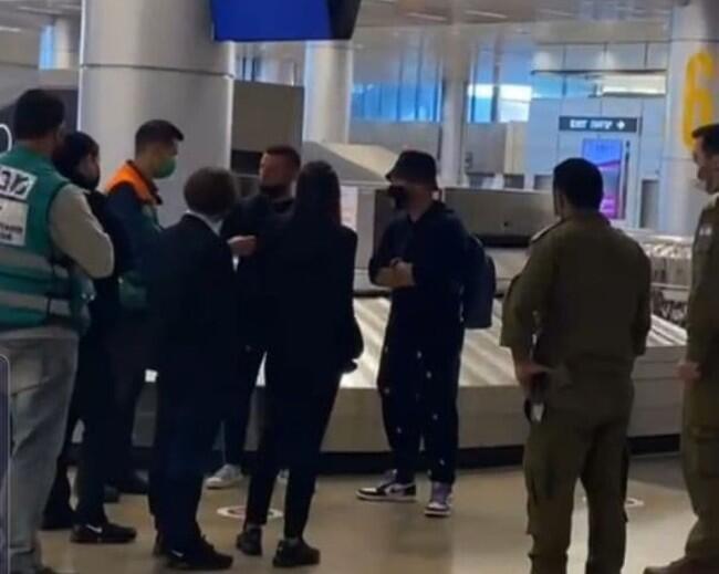עומר אדם בנתב"ג (צילום: סתיו יוגב) עומר אדם בנתב"ג