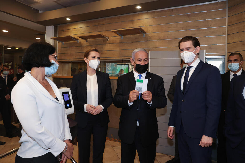 נתניהו מציג את הדרכון הירוק (צילום: EPA) בנימין נתניהו ראש ממשלת דנמרק מטה פרדריקסן קנלצר אוסטריה סבסטיאן קורץ תו ירוק הולמס פלייס