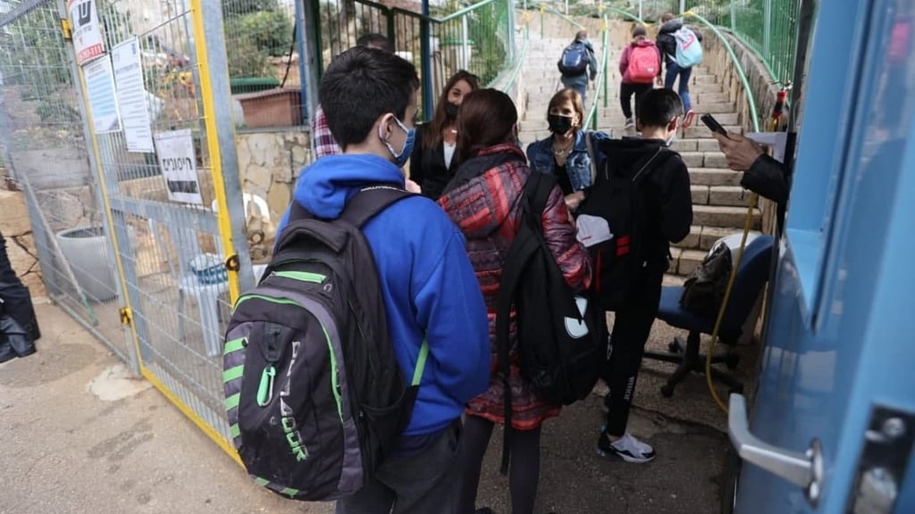 תלמידים חוזרים ללימודים בעירוני ה' בחיפה, מרץ (צילום: גיל נחושתן) חט"ב עירוני ה', חיפה