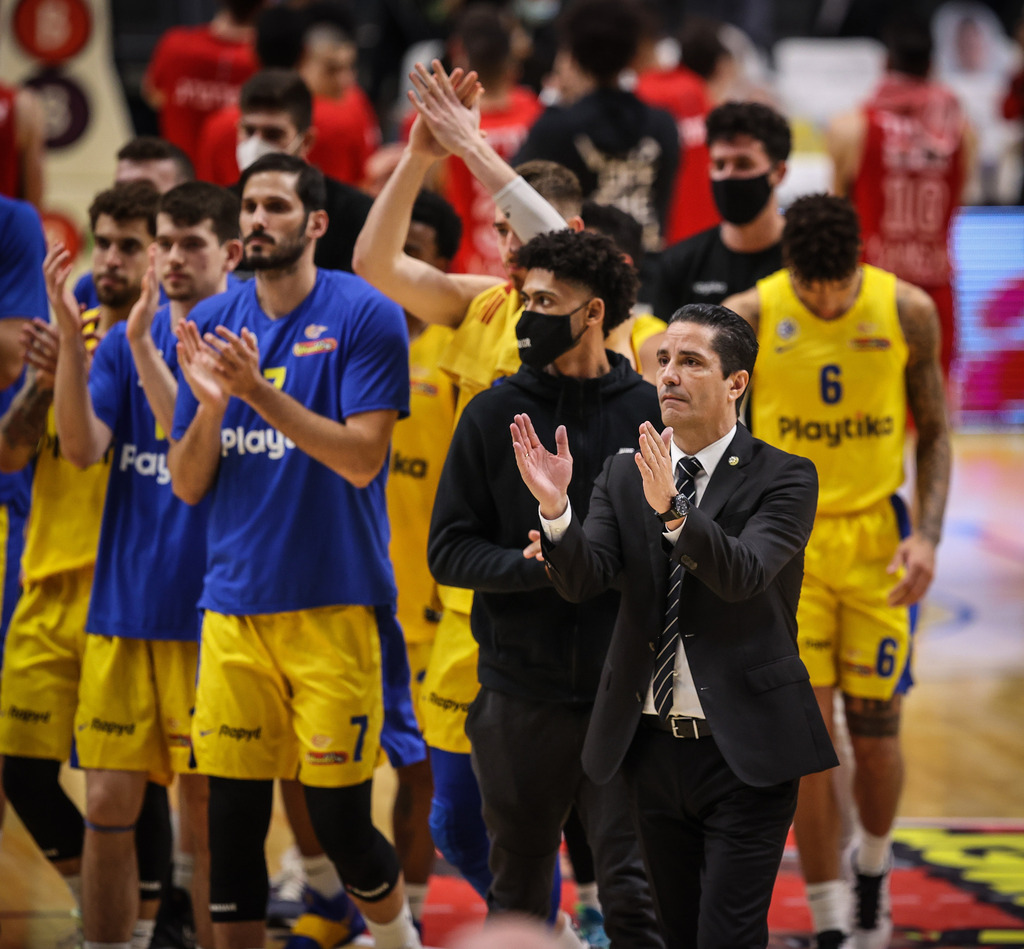 ספרופולוס. פחות מודאג מווילבקין (צילום: עוז מועלם) יאניס ספרופולוס והשחקנים מודים לקהל