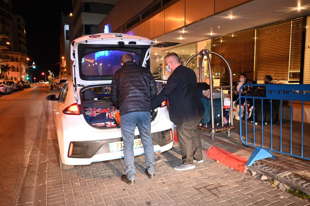 עוזבים את מלון מטרופולין בתל אביב (צילום: נדב אבס) החל מחצות, השוהים במלונית קורונה יכולים לצאת לבידוד ביתי