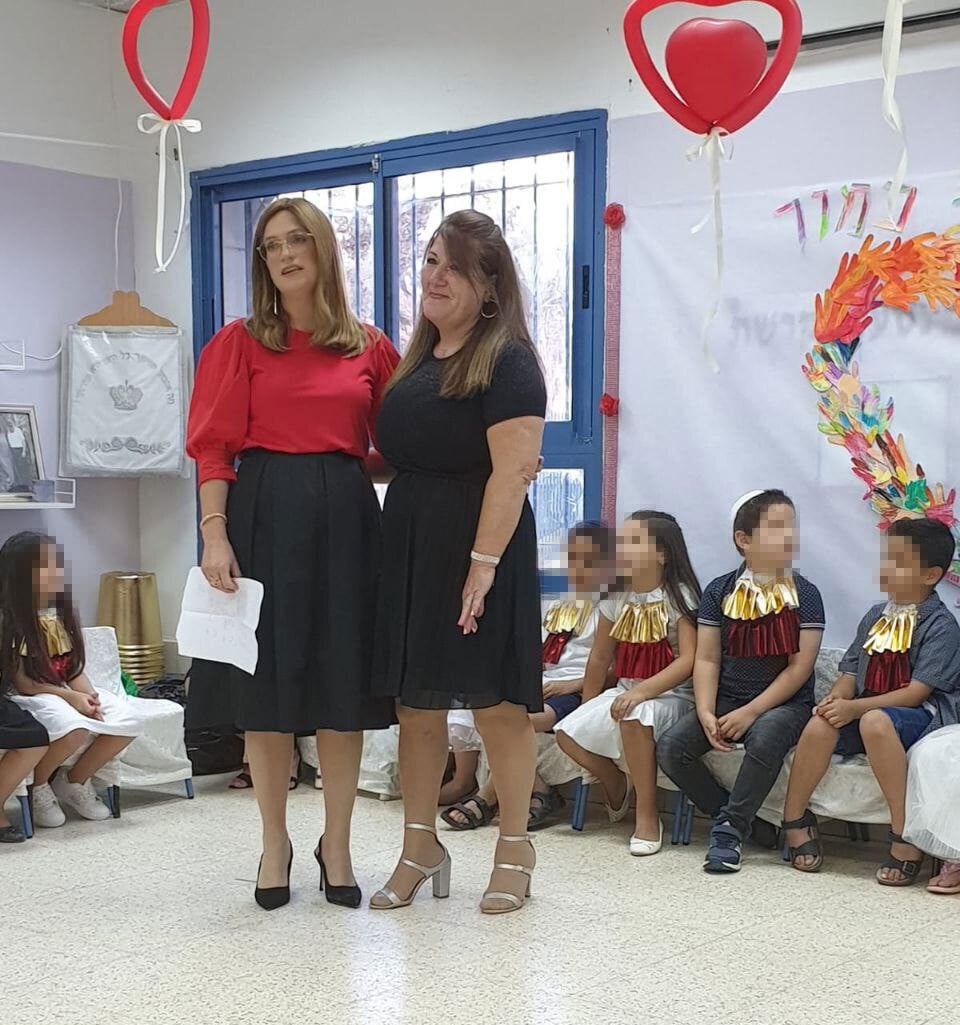יעל דרוקר (שמאל) וסייעת מהגן. "הילדים שואלים כל הזמן: 'מחר יש גן?'" יעל דרוקר וסייעת מהגן