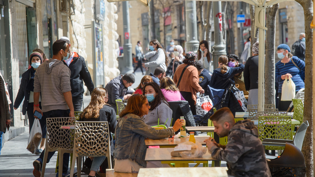 Israelis dining in Jerusalem after the country reopened its restaurants earlier this week (Photo: Shalom Shalev) לאחר ההקלות, סועדים יושבים במסעדות ובתי קפה בירושלים