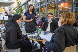   לאחר ההקלות, סועדים יושבים במסעדות ובתי קפה בירושלים
