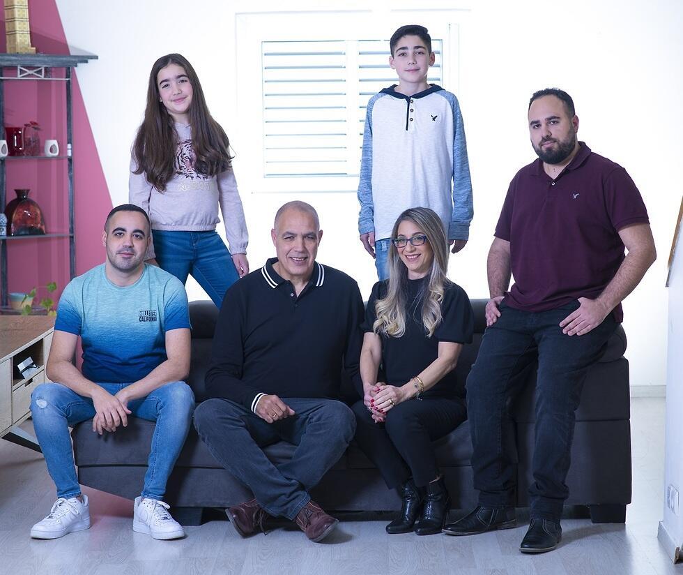 ''היום אני יודע שזכיתי''. שלומי אלון עם אשתו, נועה אלון, ועם הילדים המשותפים גל ומאיה ובניה של אתי - נאור ושגיא (צילום: יובל חן) ''היום אני יודע שזכיתי''. שלומי אלון עם אשתו, נועה אלון, ועם הילדים המשותפים גל ומאיה ובניה של אתי - נאור ושגיא