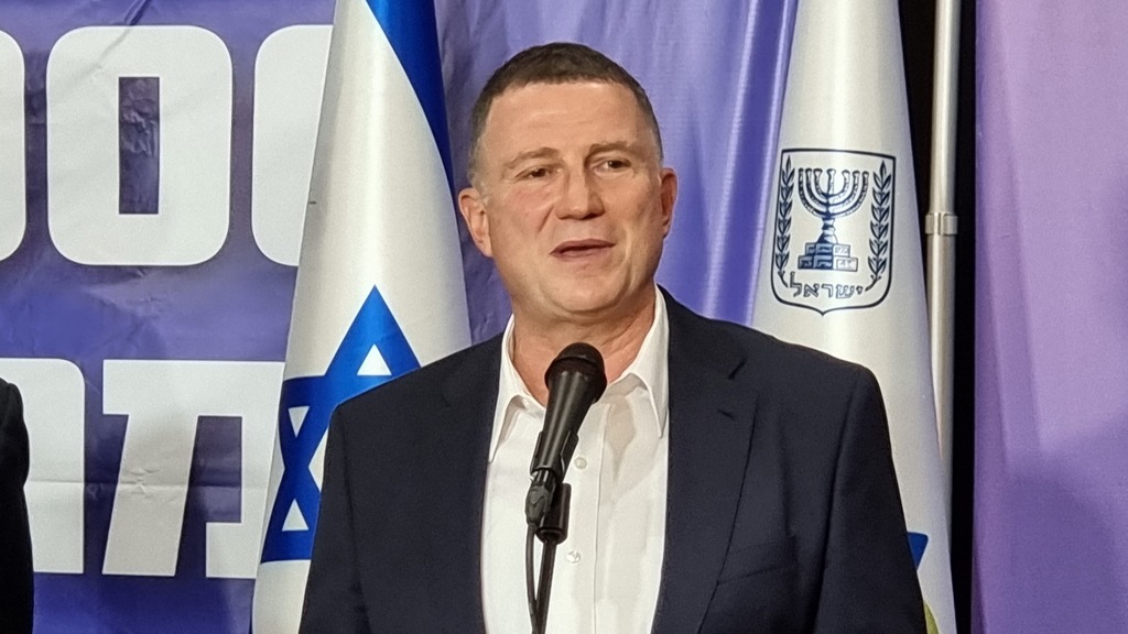 ראש הממשלה בנימין נתניהו ושר הבריאות יולי אדלשטיין פוגשים את המתחסנת ה-5 מיליון