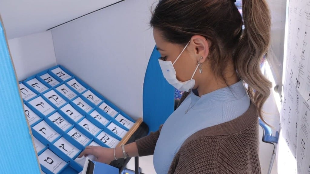 A woman votes in the March 2020 elections in Israel (Photo: Haim Levi) בחירות 2021: איך יצביעו מבודדים וחולי קורונה