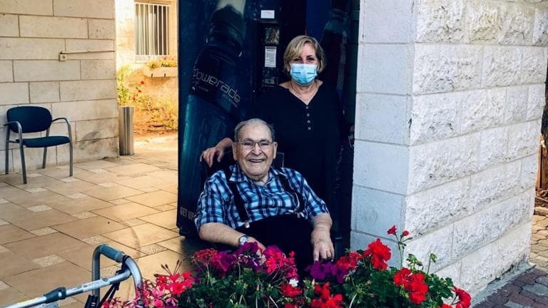 אליהו ובתו אתי. "הקשישים אחרונים בסדרי העדיפויות" (צילום: אבנר אריאלי) אתי שילר ואליהו אריאלי