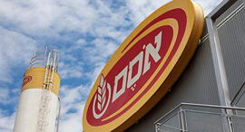 Osem logo hanging outside one of the food giant's distribution centers in central Israel (Photo: Calcalist) אסם