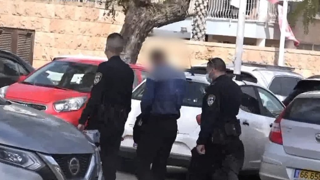 חשוד נוסף (צילום: אביהו שפירא) השלום עכו: הארכת מעצר לשני חשודים בשוד וחטיפת נשק של חייל