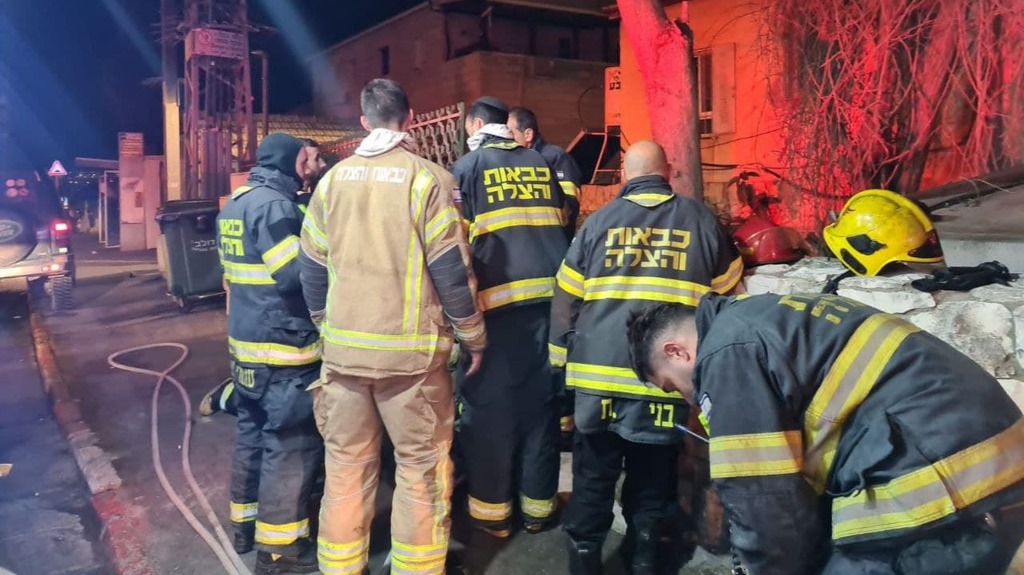 צוותי הכבאות בזירה (צילום: כבאות והצלה מחוז ירושלים) צוותי הכבאות בזירה