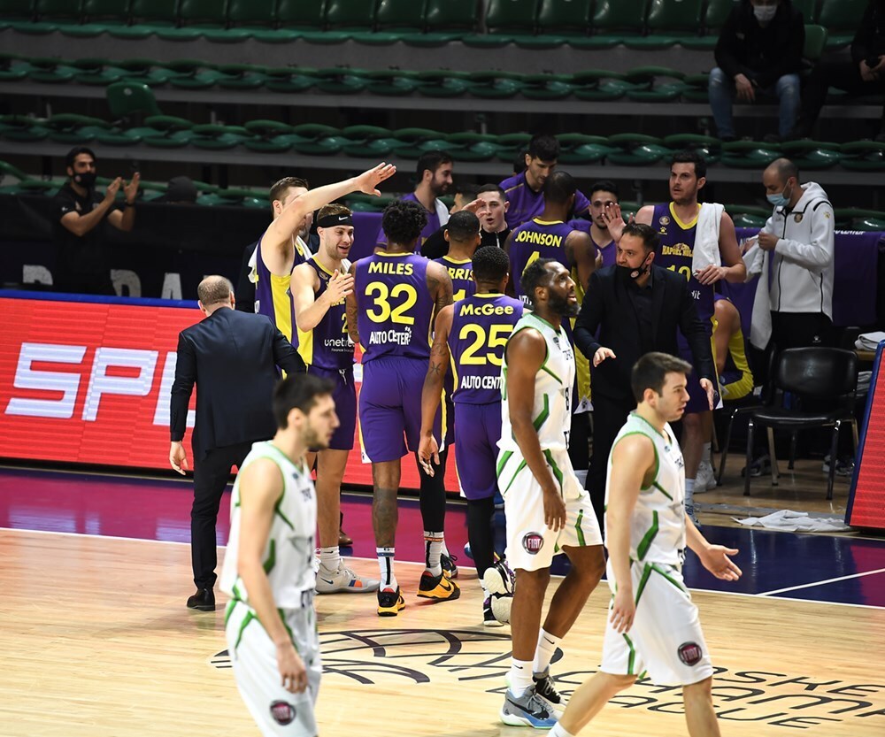 שחקני חולון חוגגים (צילום: FIBA PHOTOS) שחקני חולון חוגגים