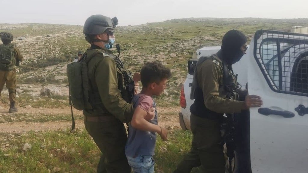 Footage from B'Tselem allegedly showing IDF soldiers arresting Palestinian children (Photo: B'Tselem) תיעוד המעצר
