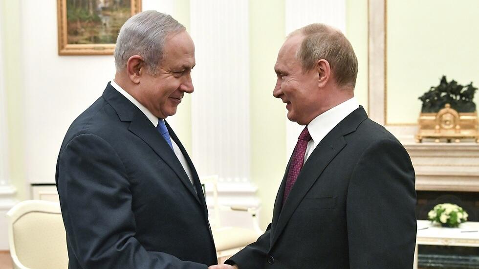 Benjamin Netanyahu and Vladimir Putin (Photo: AP) תמונה של בנימין נתניהו וולדימיר פוטין לוחצים ידיים