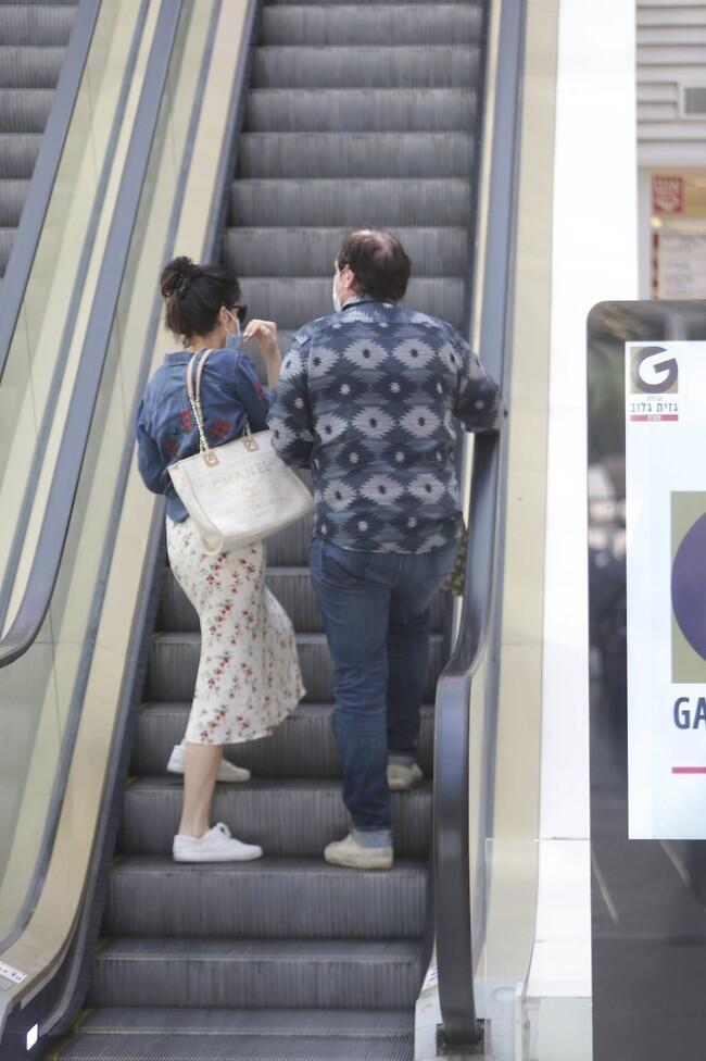 אהבנו את ההתאמה בין השאנל לשמלה (צילום: מוטי לבטון) אהבנו את ההתאמה בין השאנל לשמלה