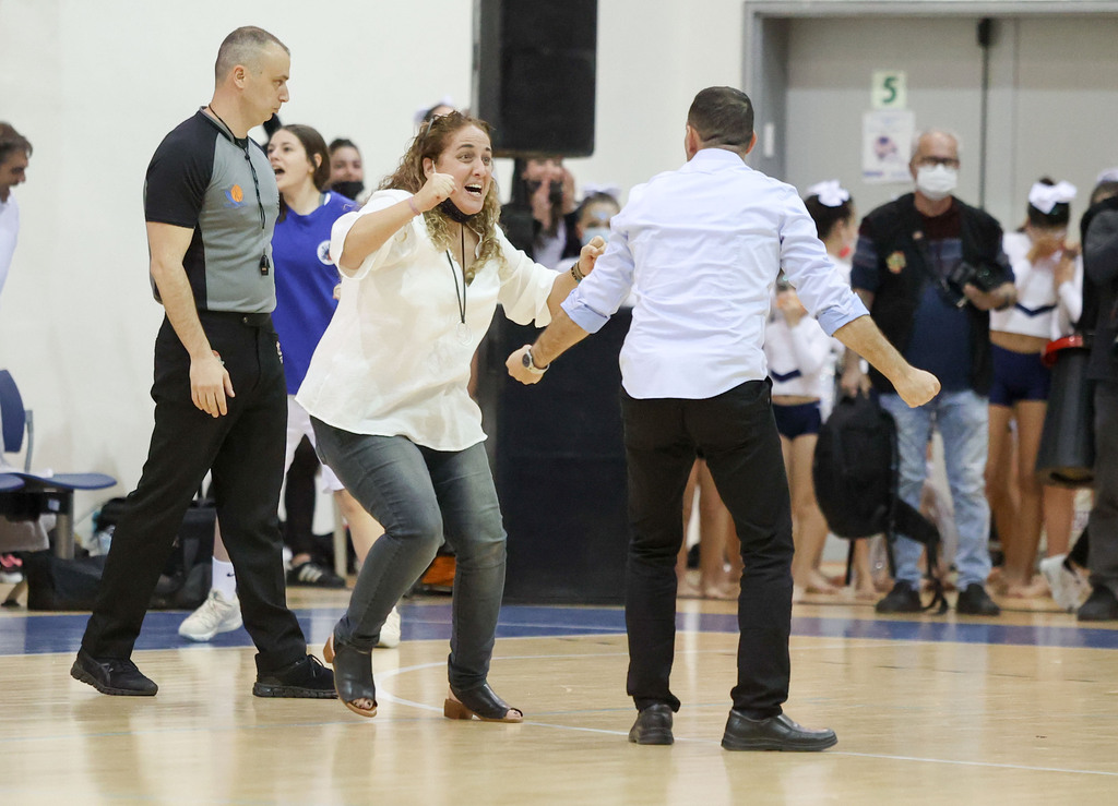 רקנאטי ולזר חוגגים אחרי הדרמה הגדולה (צילום: ראובן שוורץ) רקנאטי ולזר חוגגים אחרי הדרמה הגדולה