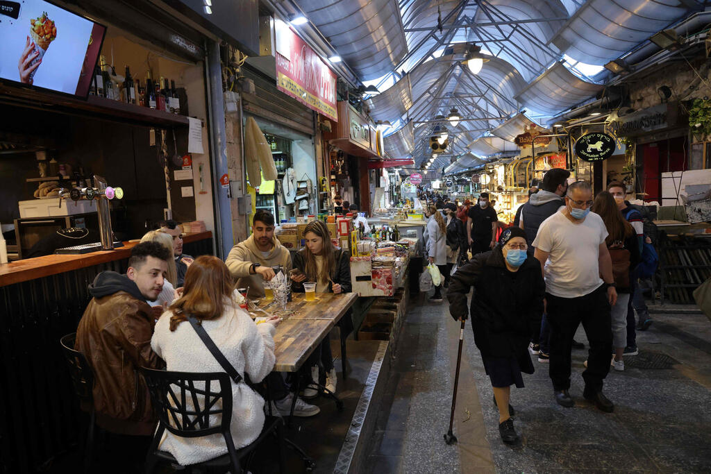 Patrons dining in Jerusalem market (Photo: AFP) הרגשה של חזרה לשגרה במסעדות בירושלים