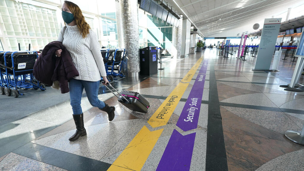נמל התעופה בדנבר (צילום: AP) בנמל התעופה בדנבר עם מסכה