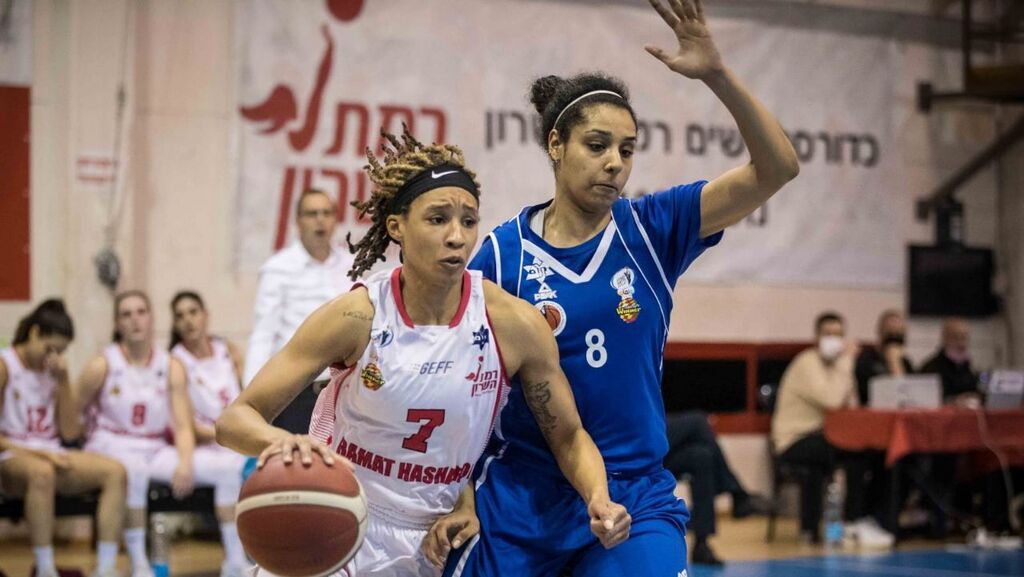 סימס מול לב (צילום: באדיבות מינהלת הנשים בכדורסל) סימס מול לב
