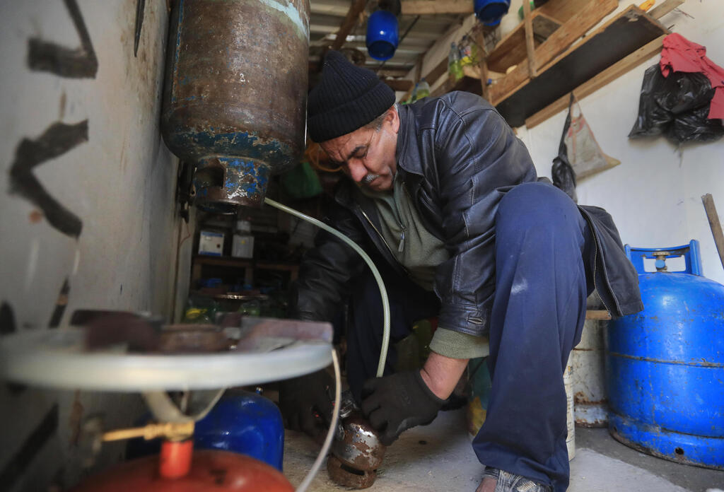 מוכר גז בשביל לשרוד, אבל בקושי. זכריה במחנה הפליטים (צילום: AP) מוחמד זכריה פליט סורי מחנה פליטים מ סוריה ב מזרח לבנון