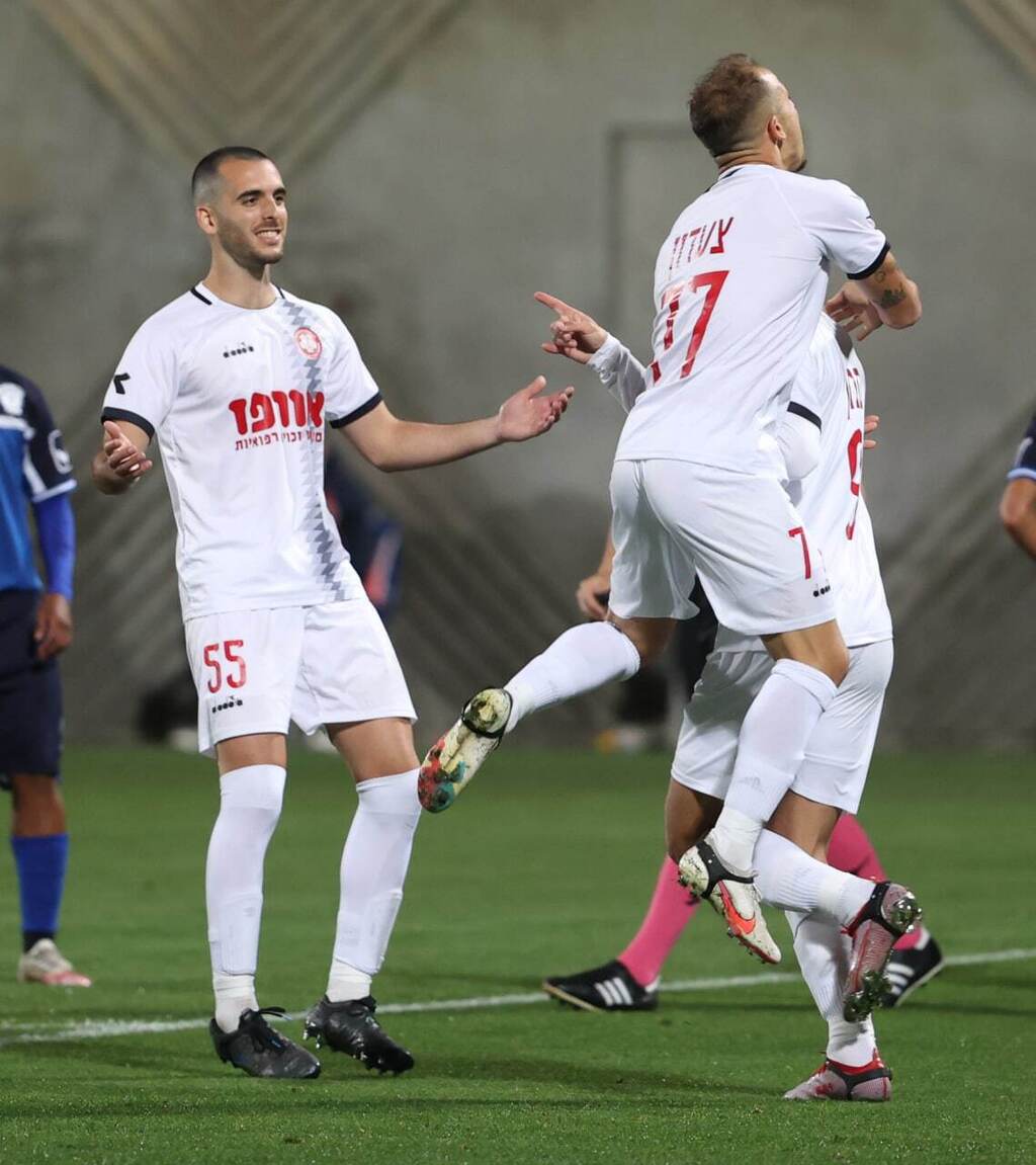 שחקני הפועל רמת גן חוגגים (צילום: אורן אהרוני) שחקני הפועל רמת גן חוגגים