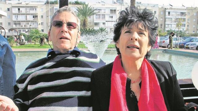 עמוס עוז עם אשתו נילי (צילום: שאול גולן) עמוס עוז עם אשתו נילי