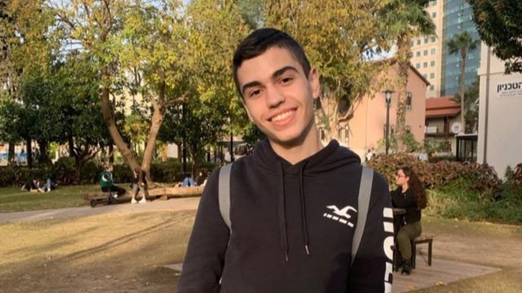 יואב חן. "אין מענה" יואב חן תלמיד כיתה י״א במגמת הנדסת תוכנה בתיכון מקיף ג' בראשון לציון
