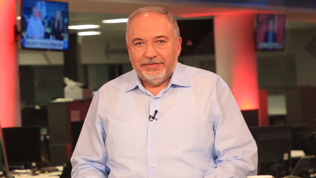 ליברמן באולפן ynet. לא מתנצל על "החרדים והמריצה" (צילום: ריאן פרויס) אביגדור ליברמן באולפן ynet