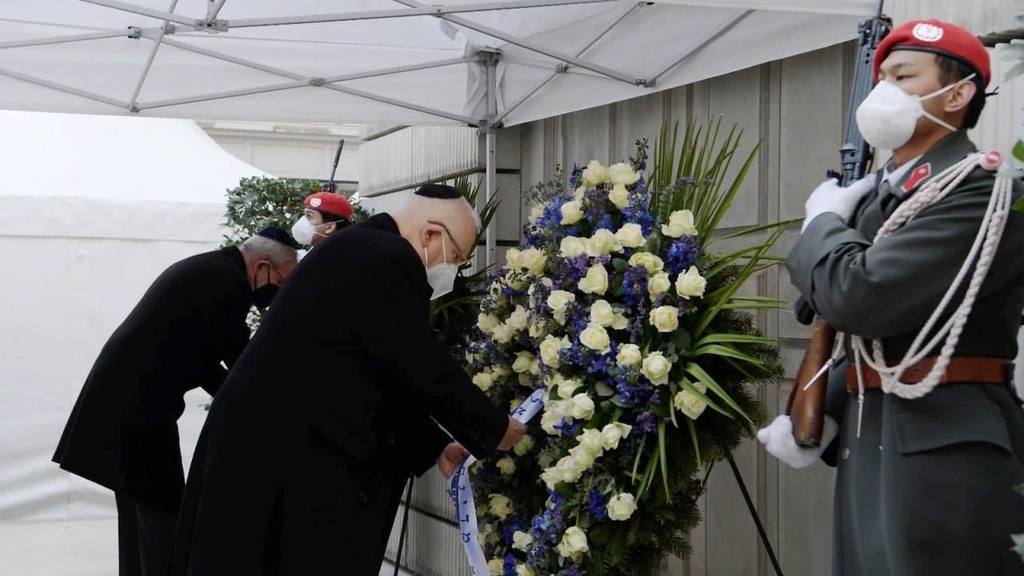 נשיא המדינה ראובן ריבלין ונשיא אוסטריה אלכסנדר ון דר בלן   בטקס לזכר קורבנות השואה בוינה