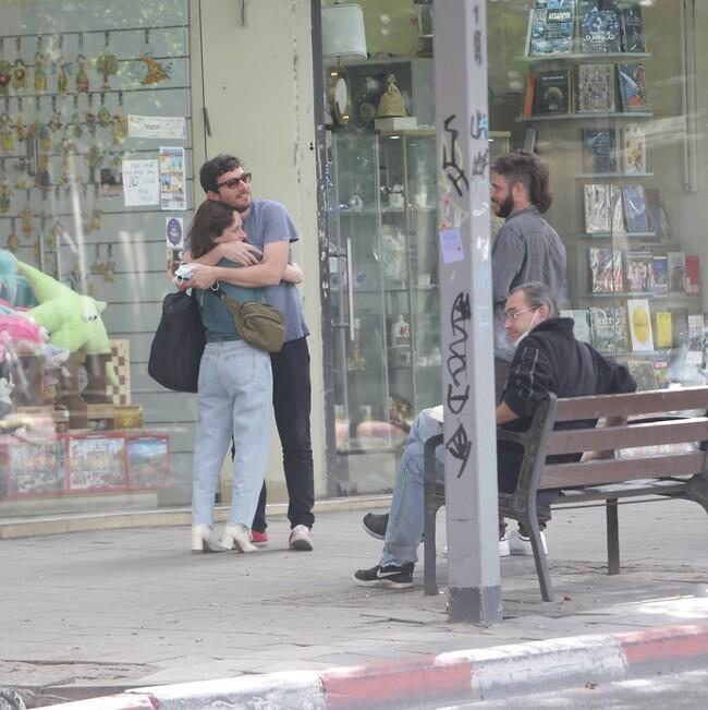 ליאת המחבקת (צילום: מוטי לבטון) ליאת המחבקת