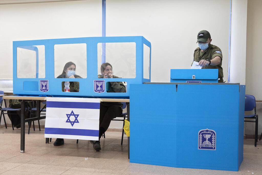 IDF troops casting early ballots ahead of the March 2021 elections (Photo: AP) בחירות 2021 קלפי קלפיות צה"ל מצביעים הצבעה