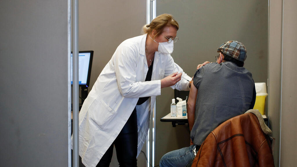 Health worker administers COVID-19 vaccine in Paris, France (Photo: Reuters) צרפת קורונה חיסון פייזר פריז