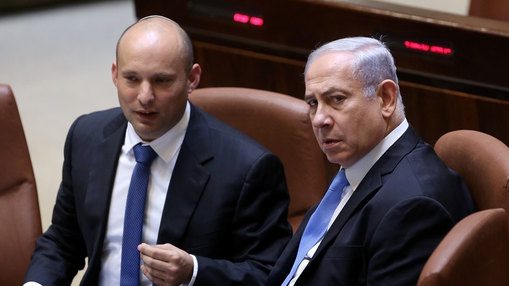 נתניהו יופיע מול הבית של בנט? (צילום: אלכס קולומויסקי) בנימין נתניהו ונפתלי בנט