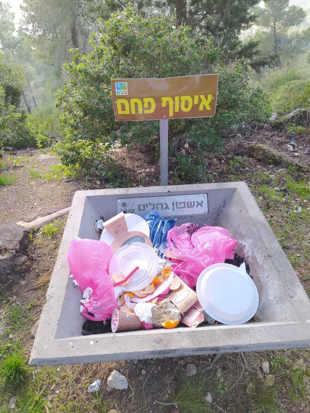 פסולת באשפון גחלים ביד קנדי (צילום: אורי גת) פסולת באשפון גחלים ביד קנדי