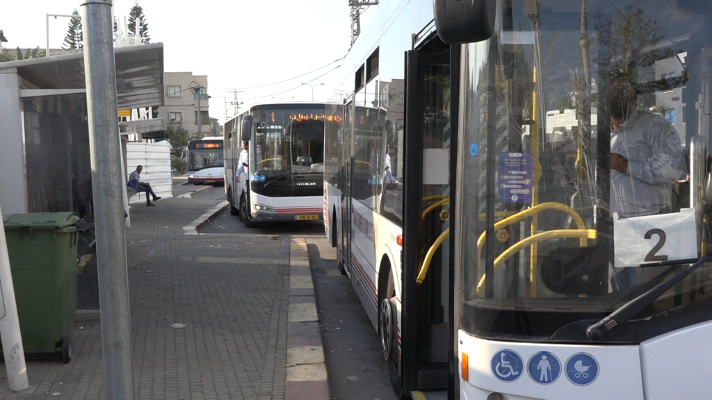 מרבית היישובים הערביים בפריפריה מרוחקים ממוקדי תעסוקה, בריאות, צרכנות והשכלה". אוטובוסים בסכנין (ליהי קופניק) מרבית היישובים הערביים בפריפריה מרוחקים ממוקדי תעסוקה, בריאות, צרכנות והשכלה". אוטובוסים בסכנין