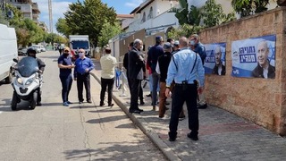  אבטחה מול ביתו נפתלי בנט לקראת הגעתו של ראש הממשלה בנימין נתניהו למקום