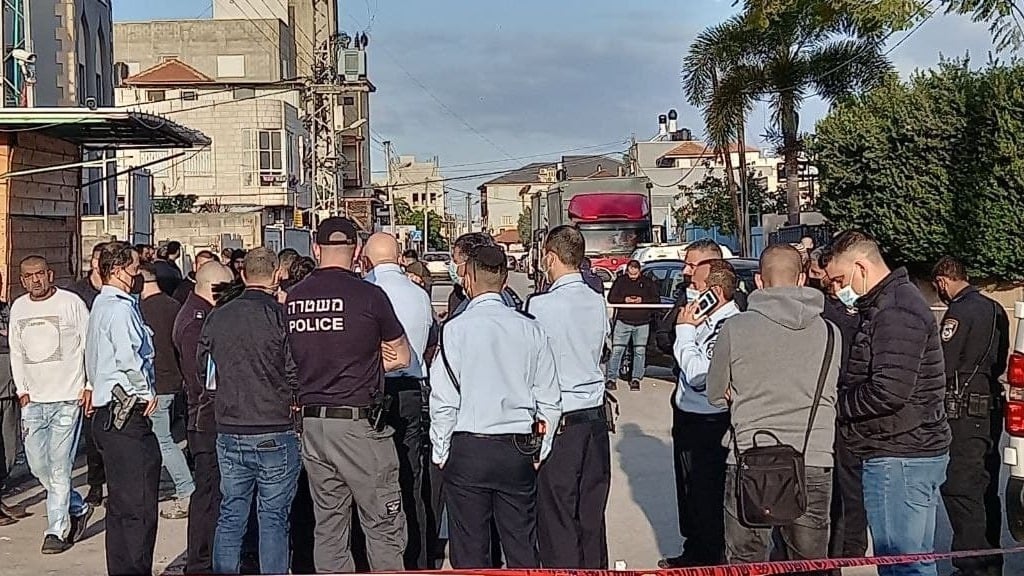 כוחות משטרה הגיעו למקום זירת הרצח בקלנסווה