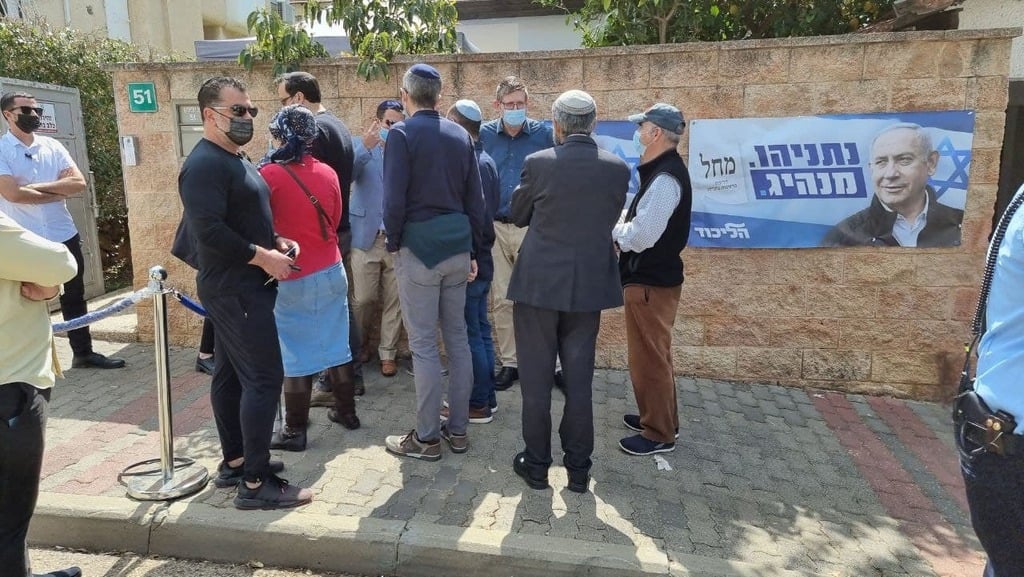 תומכי ליכוד מגיעים לביתו של פעיל, המתגורר מול יו"ר ימינה (צילום: שאול גולן) אבטחה מול ביתו נפתלי בנט לקראת הגעתו של ראש הממשלה בנימין נתניהו למקום