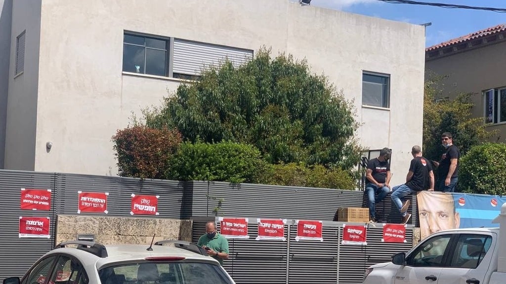 ביתו של בנט (צילום: רועי רובינשטיין) אבטחה מול ביתו נפתלי בנט לקראת הגעתו של ראש הממשלה בנימין נתניהו למקום