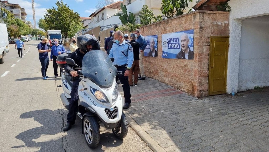 כוחות משטרה ושב"כ ברחוב שבו גר בנט (צילום: שאול גולן) אבטחה מול ביתו נפתלי בנט לקראת הגעתו של ראש הממשלה בנימין נתניהו למקום