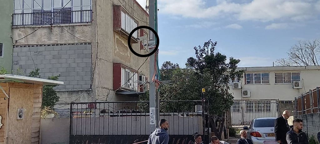 החיסול היה בקומה השנייה של הבית הסמוך לבית ספר. סימון בעיגול: מצלמת אבטחה על עמוד מחוץ לבית חיסול בבית בקלנסווה: בן 19 נרצח ביריות, שלושה נפצעו