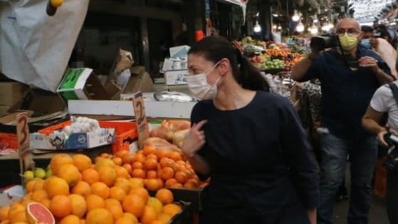 יו"ר מפלגת העבודה מרב מיכאלי בסיור לקראת הבחירות בשוק התקווה בת"א