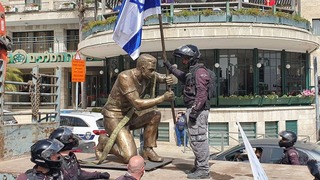 פקחי עיריית ירושלים מנסרים את פסלו של איתי זלאיט ומפנים אותו מכיכר פריז