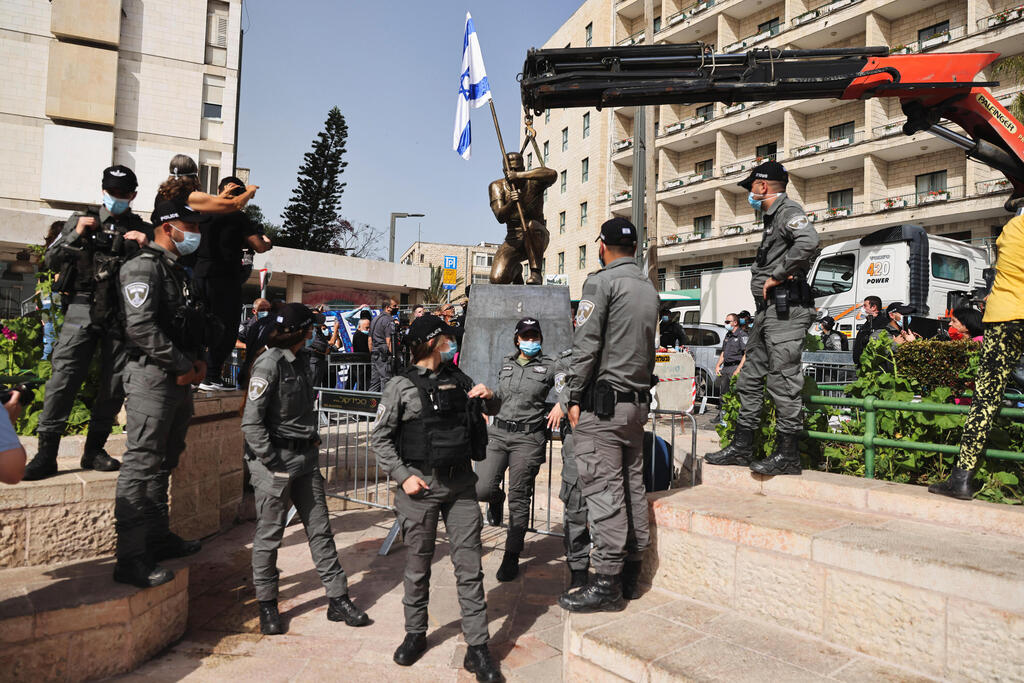 צילום: רויטרס פקחי עיריית ירושלים מנסרים את פסלו של איתי זלאיט ומפנים אותו מכיכר פריז