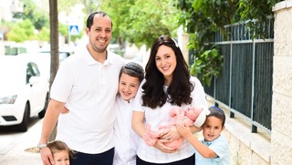דניאל קריגר ומשפחתה. 