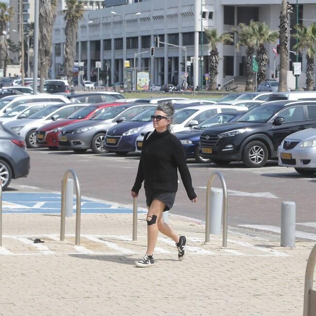 בדרך למסעדה על חוף הים. דנה מודן (צילום: מוטי לבטון) בדרך למסעדה על חוף הים. דנה מודן