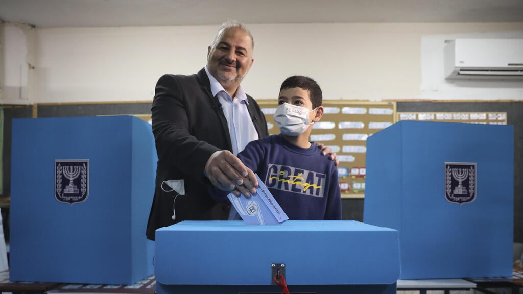 Ra'am chief, Mansour Abbas, casting his vote (Photo: AP) מנסור עבאס מצביע בע'ג'ר